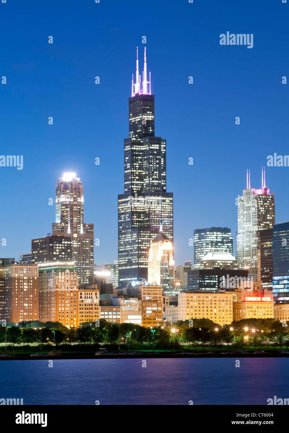 La tombée de la vue de l'horizon de Chicago. La tour de 110 étages est la Willis Tower, anciennement connu sous le nom de Sears Tower. Banque D'Images