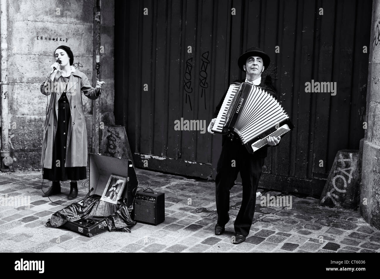 Paris - femme chantant et homme jouant de l'accordéon Banque D'Images