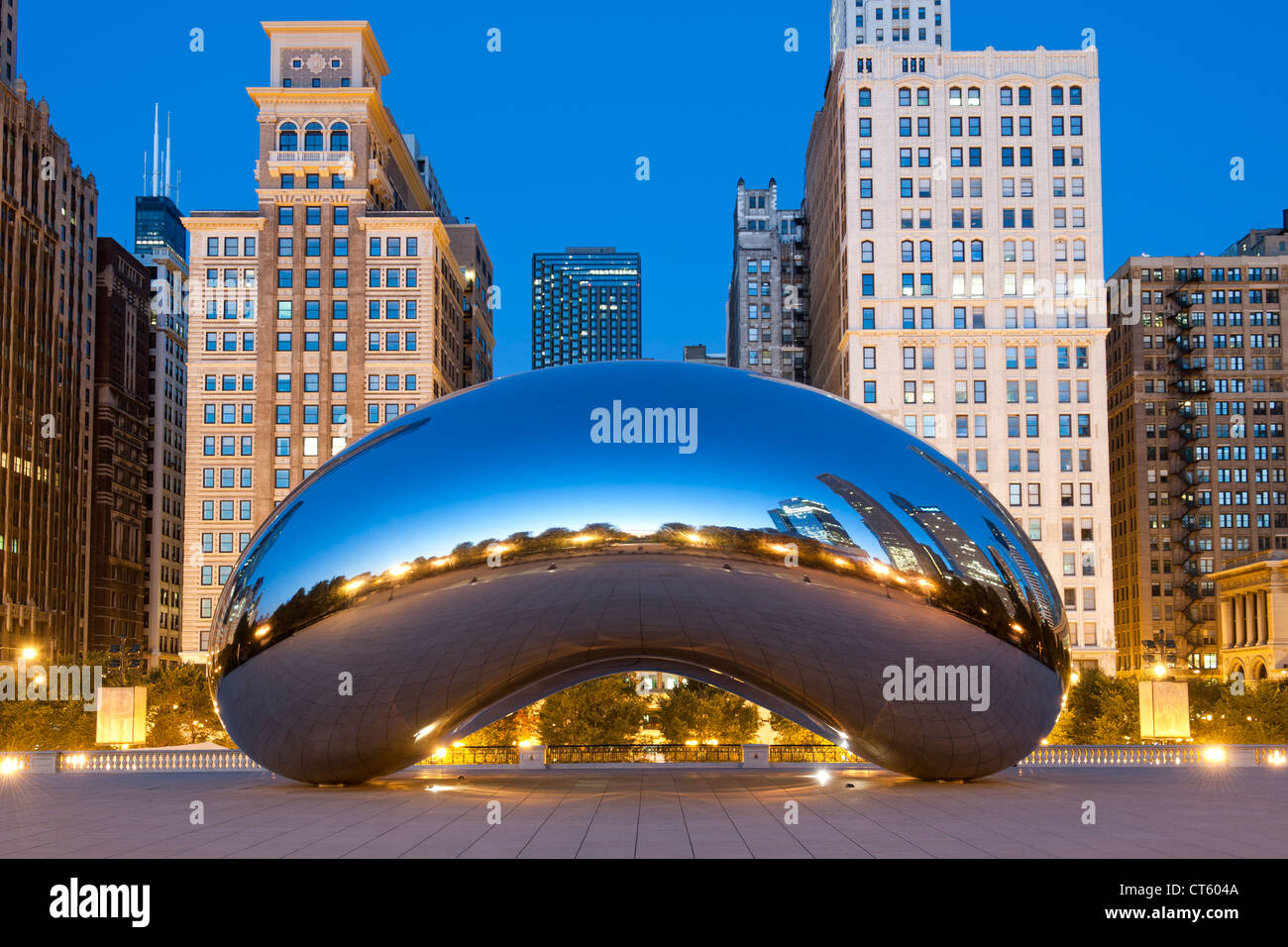 Voir l'aube de la Cloud Gate sculpture d'Anish Kapoor dans le Millennium Park de Chicago, Illinois, USA. Banque D'Images