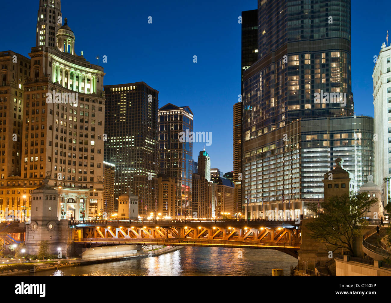 Vue nocturne de la Michigan Avenue Bridge (Pont DuSable officiellement) et le centre-ville de Chicago, Illinois, USA. Banque D'Images