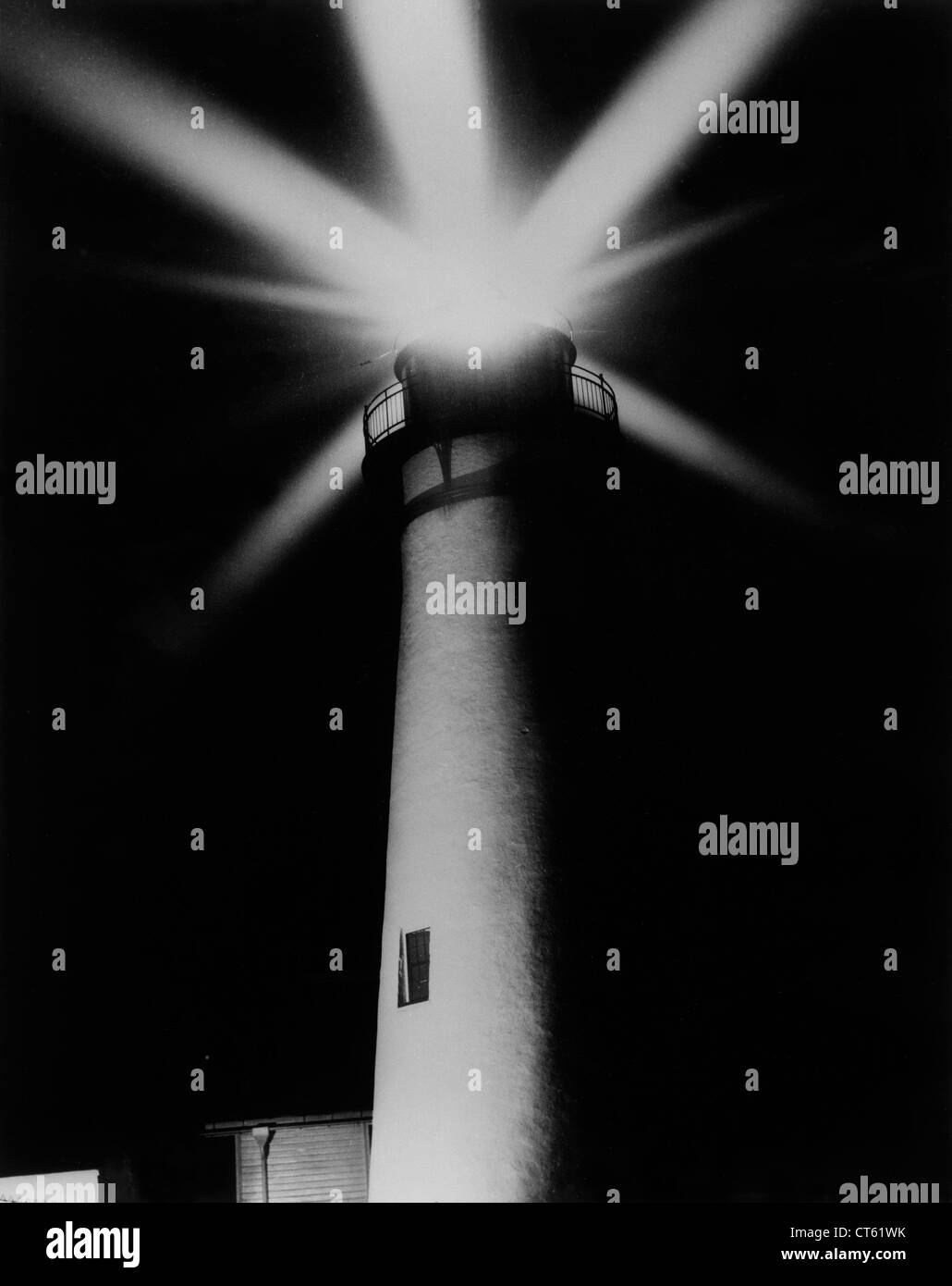 Le phare lumineux de nuit Banque D'Images