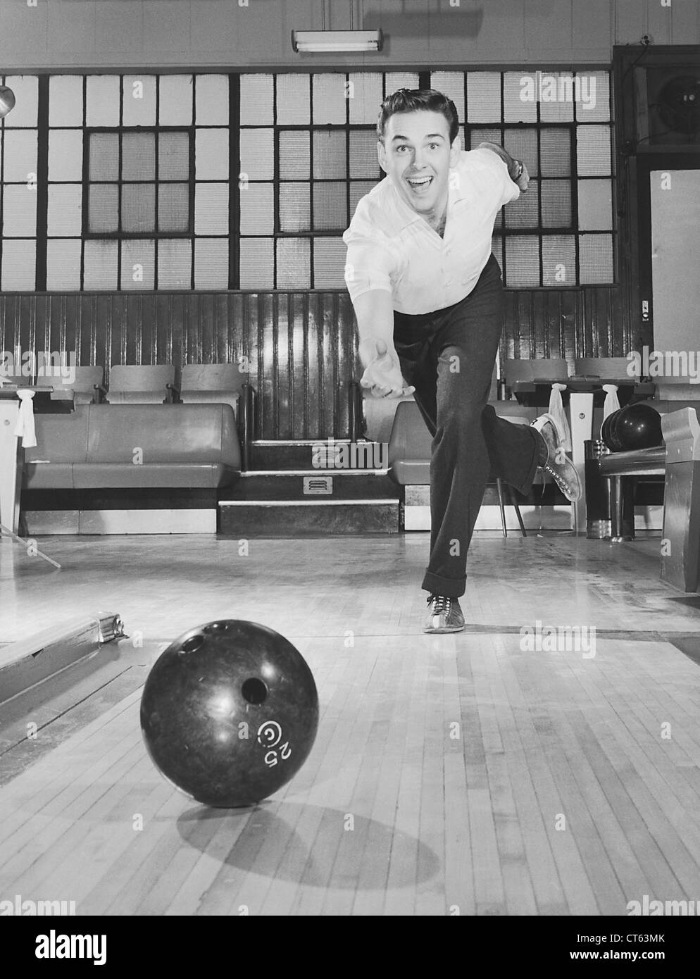 Homme bowling Banque D'Images