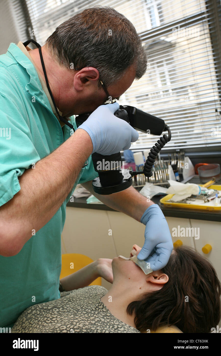 Femme, l'ORTHODONTIE Banque D'Images