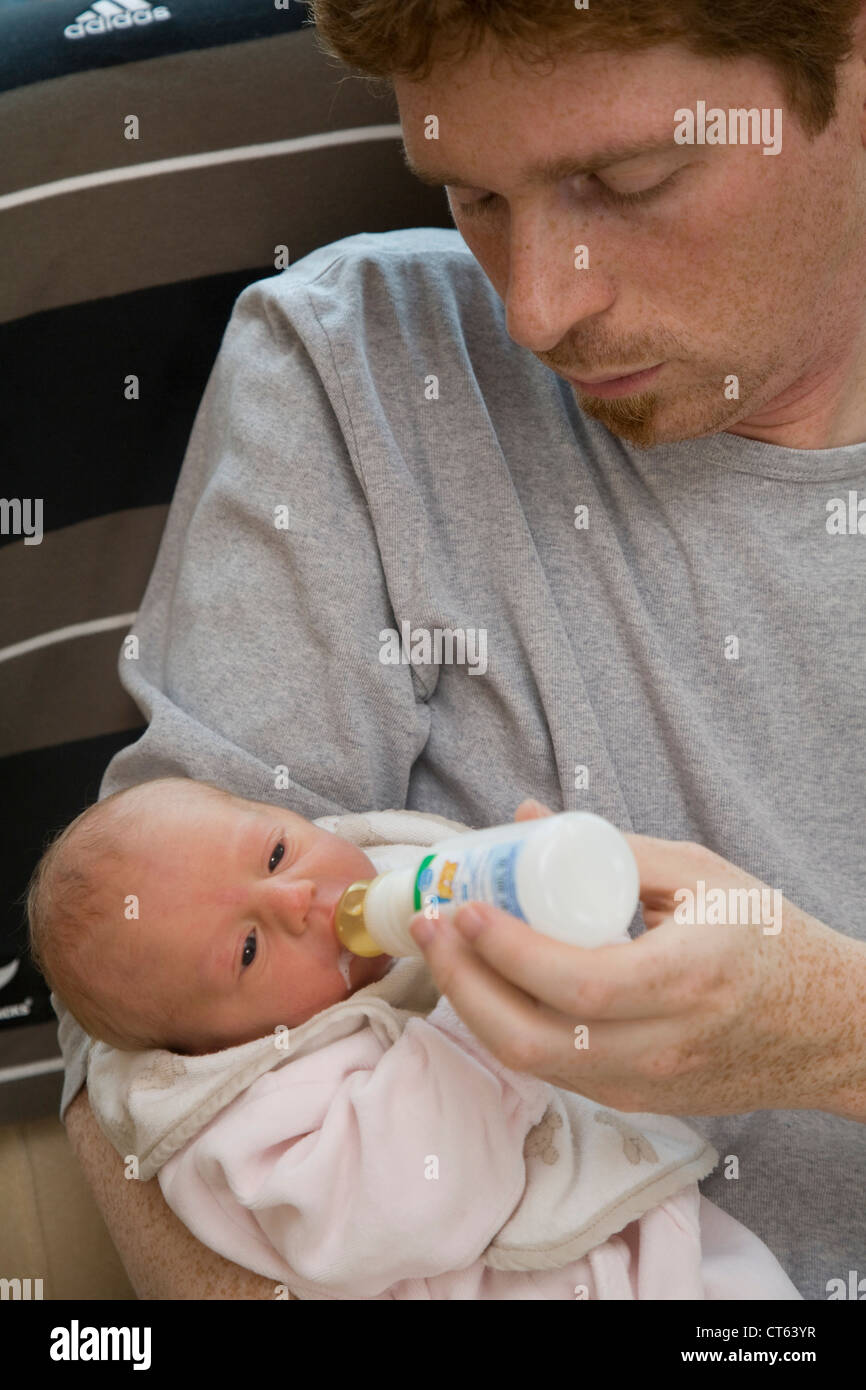 Nouveau-né avec bouteille de bébé Banque D'Images