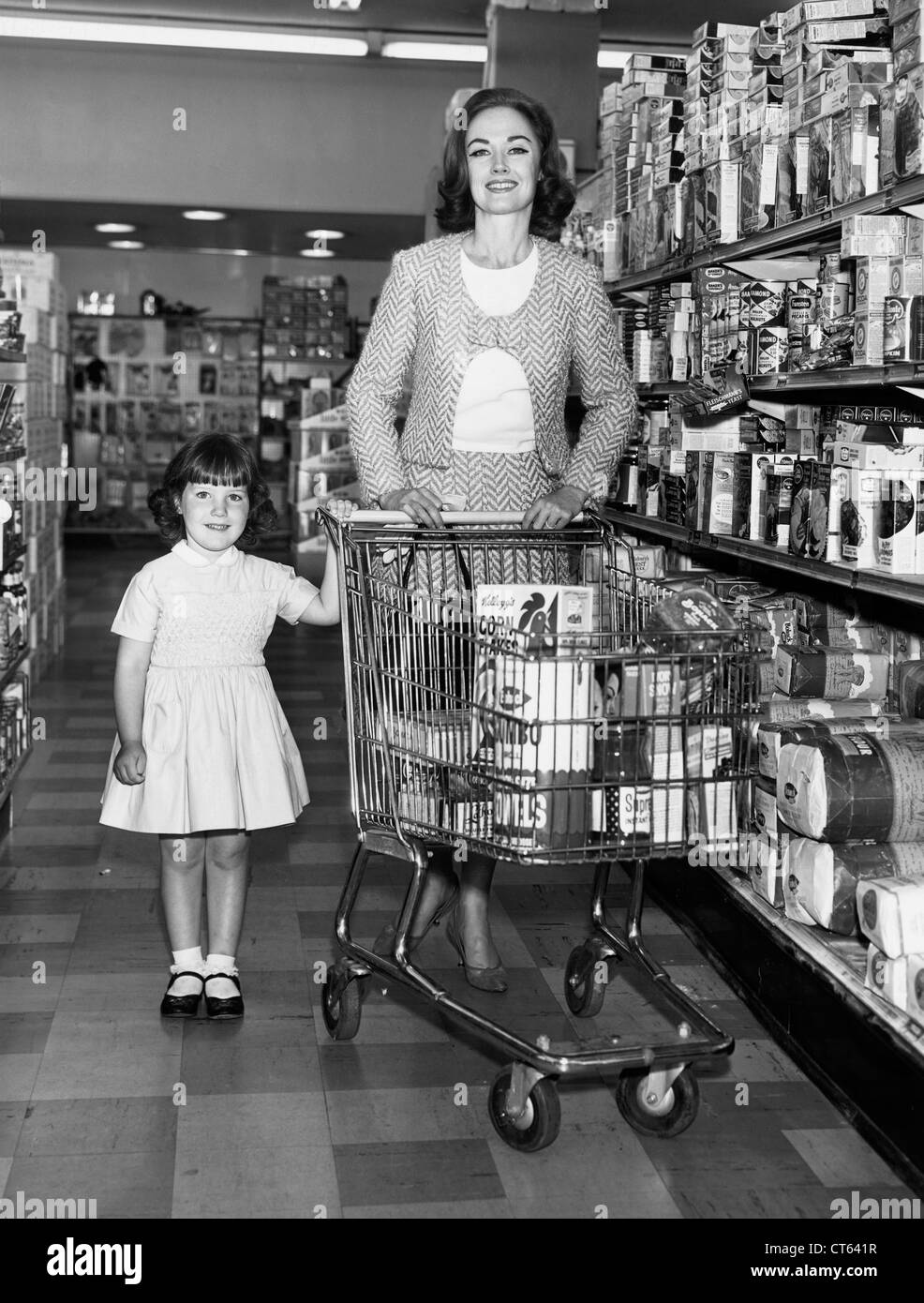 Mère et fille en supermarché Banque D'Images