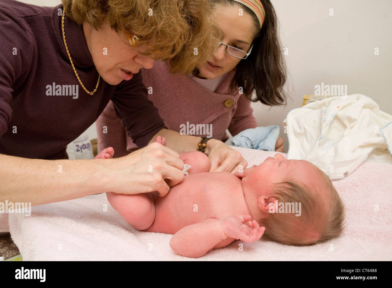 NOUVEAU-NÉ, SOINS Banque D'Images