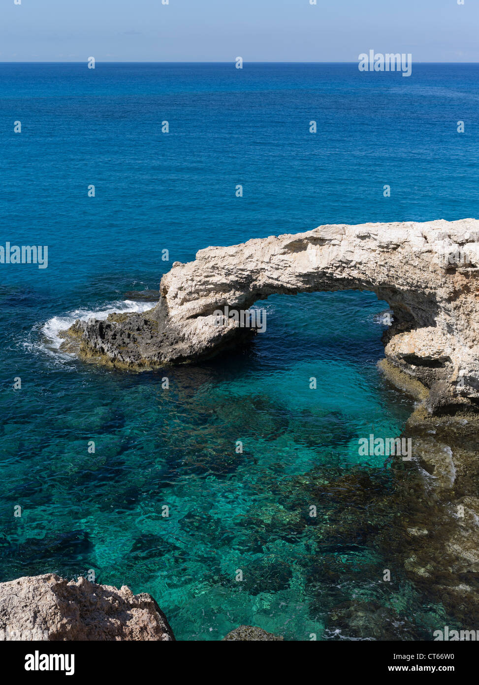 dh Arche de mer AYIA NAPA SUD CHYPRE bleu clair mer côtière Grèce Banque D'Images