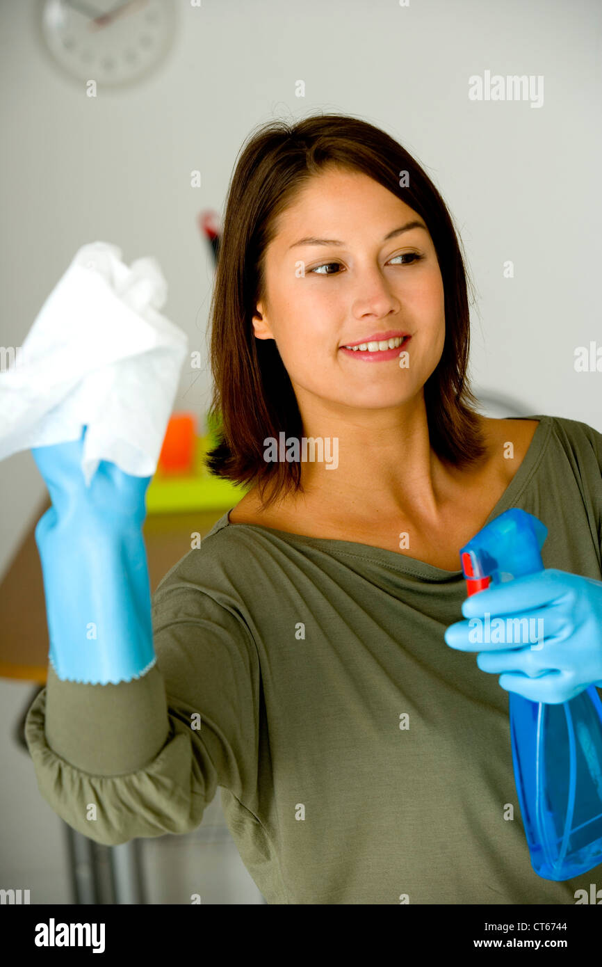 Femme à effectuer des travaux ménagers Banque D'Images