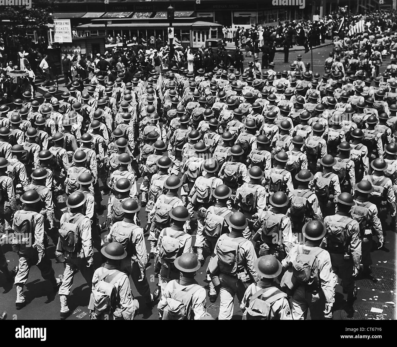 United States Arm Infantry marching in parade, juin 1942, New York City Banque D'Images