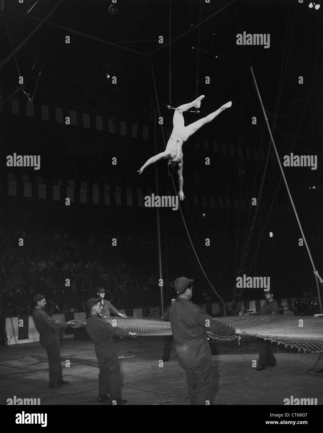 Trapéziste filet de sécurité ci-dessus Banque D'Images