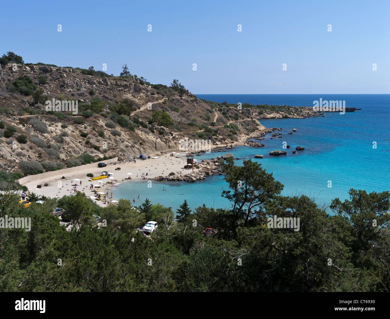 Coastal road dh BAY CHYPRE plage baigneurs et les nageurs Banque D'Images