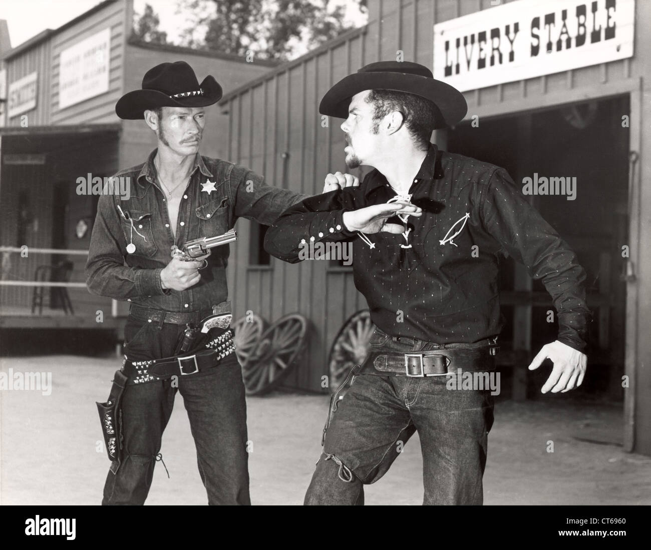 Avec l'arrêt des armes à feu cowboy Sheriff Banque D'Images