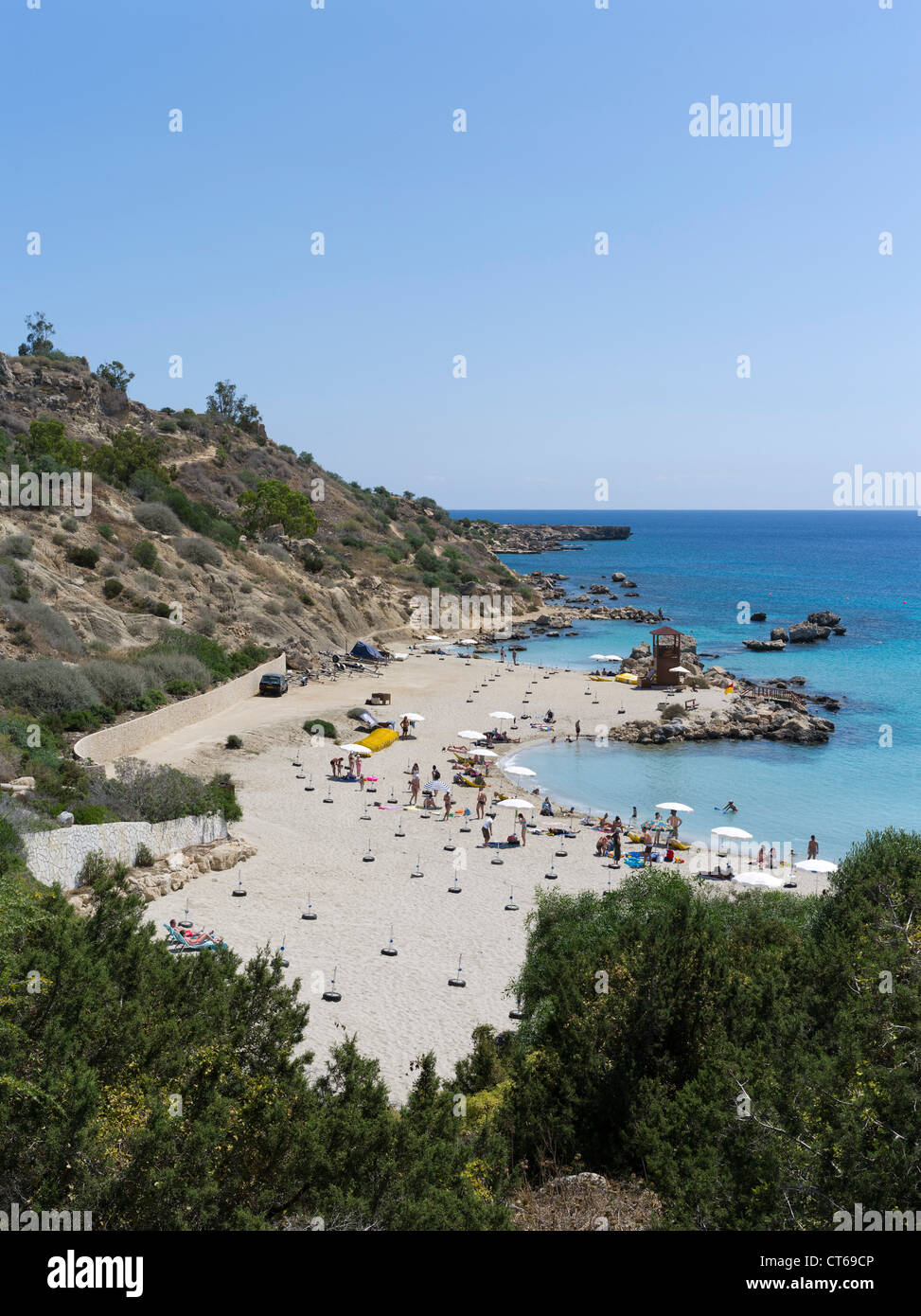 dh Grèce île KONOS BAY SOUTH CYPRUS Sandy plage ensoleillée les baigneurs de soleil et les nageurs plages côte baies Banque D'Images
