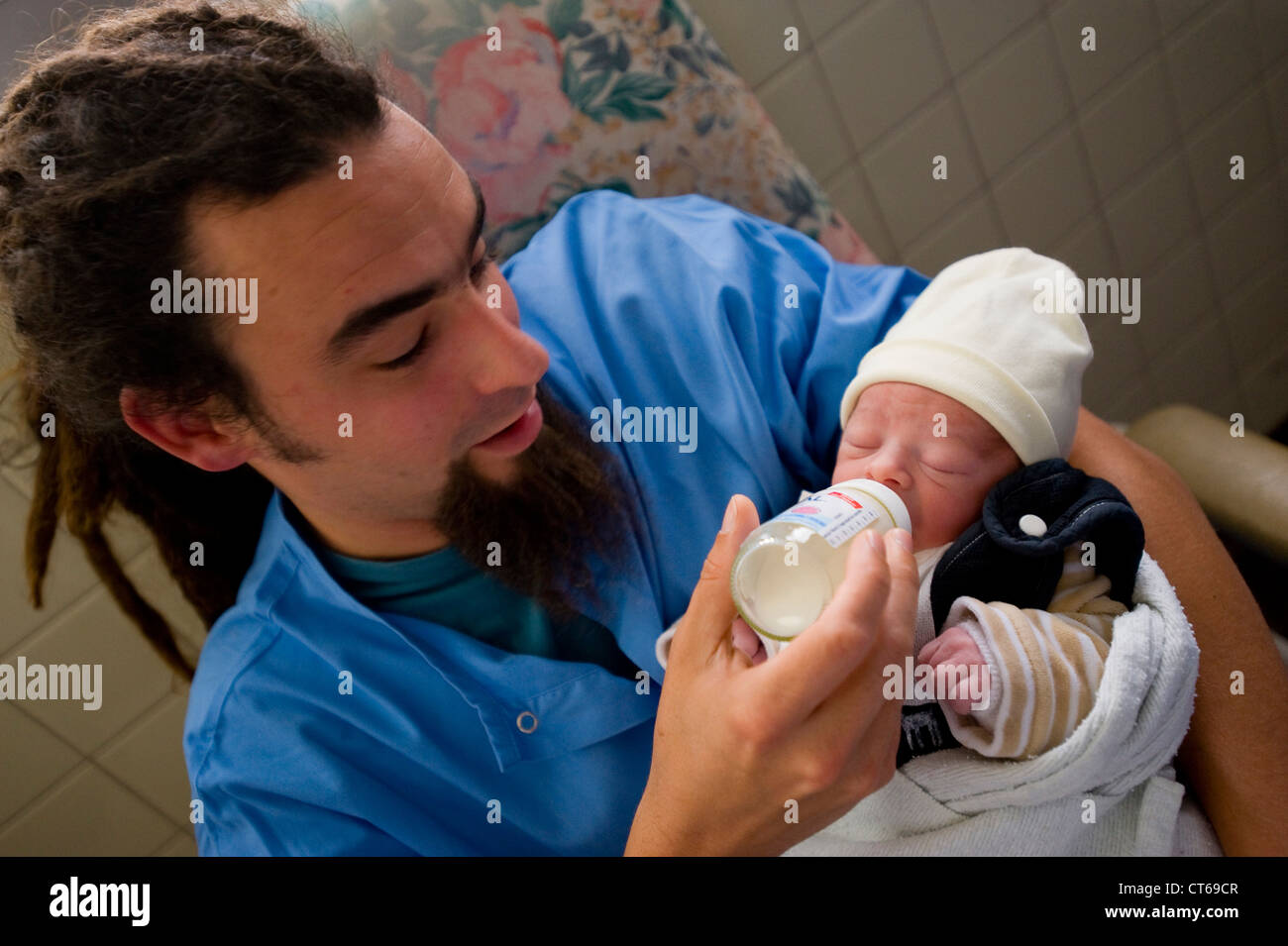 Nouveau-né avec bouteille de bébé Banque D'Images