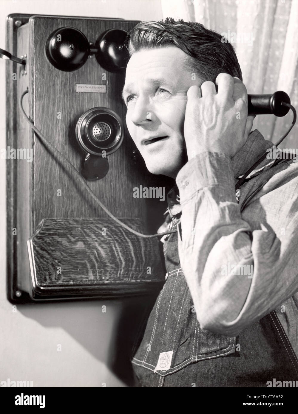 Portrait d'un homme à l'aide d'un téléphone Banque D'Images