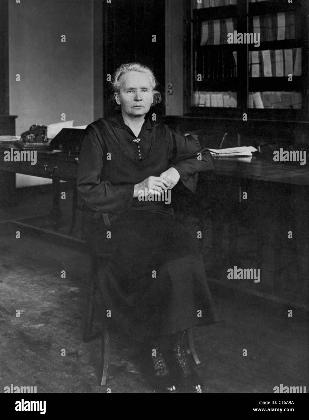 Portrait de Marie Curie dans son bureau Banque D'Images