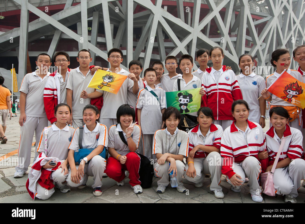 Les écoliers chinois posent devant le stade olympique de Pékin, la Chine en septembre 2008. Banque D'Images