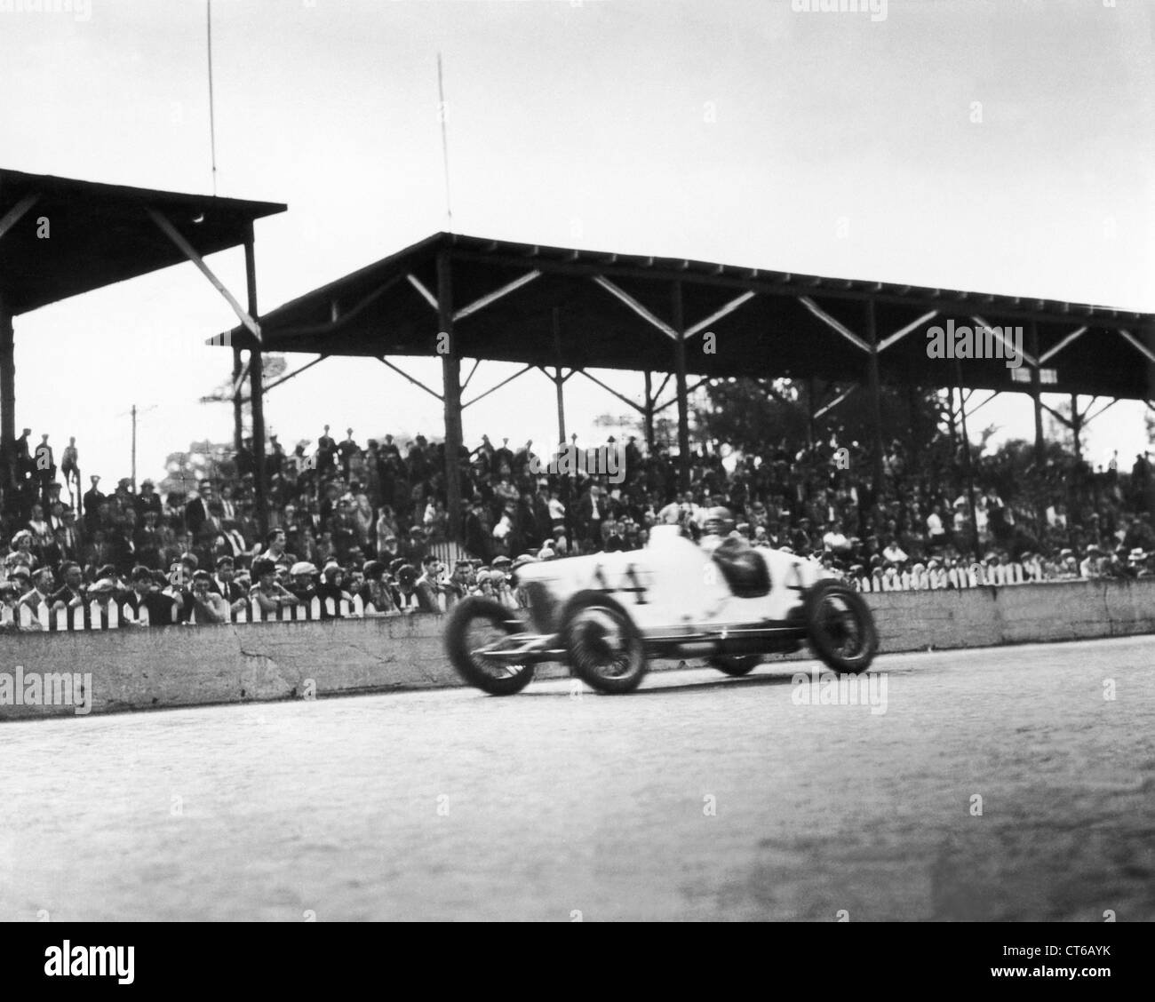 Voiture de course vintage Banque d'images noir et blanc - Alamy