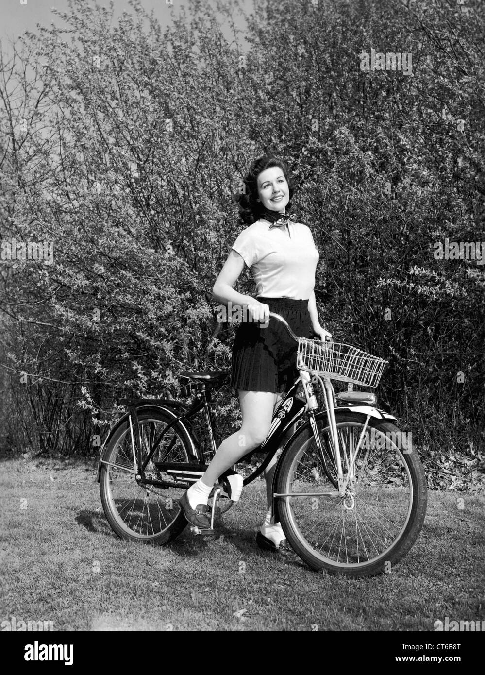 Portrait d'une femme avec un vélo Banque D'Images