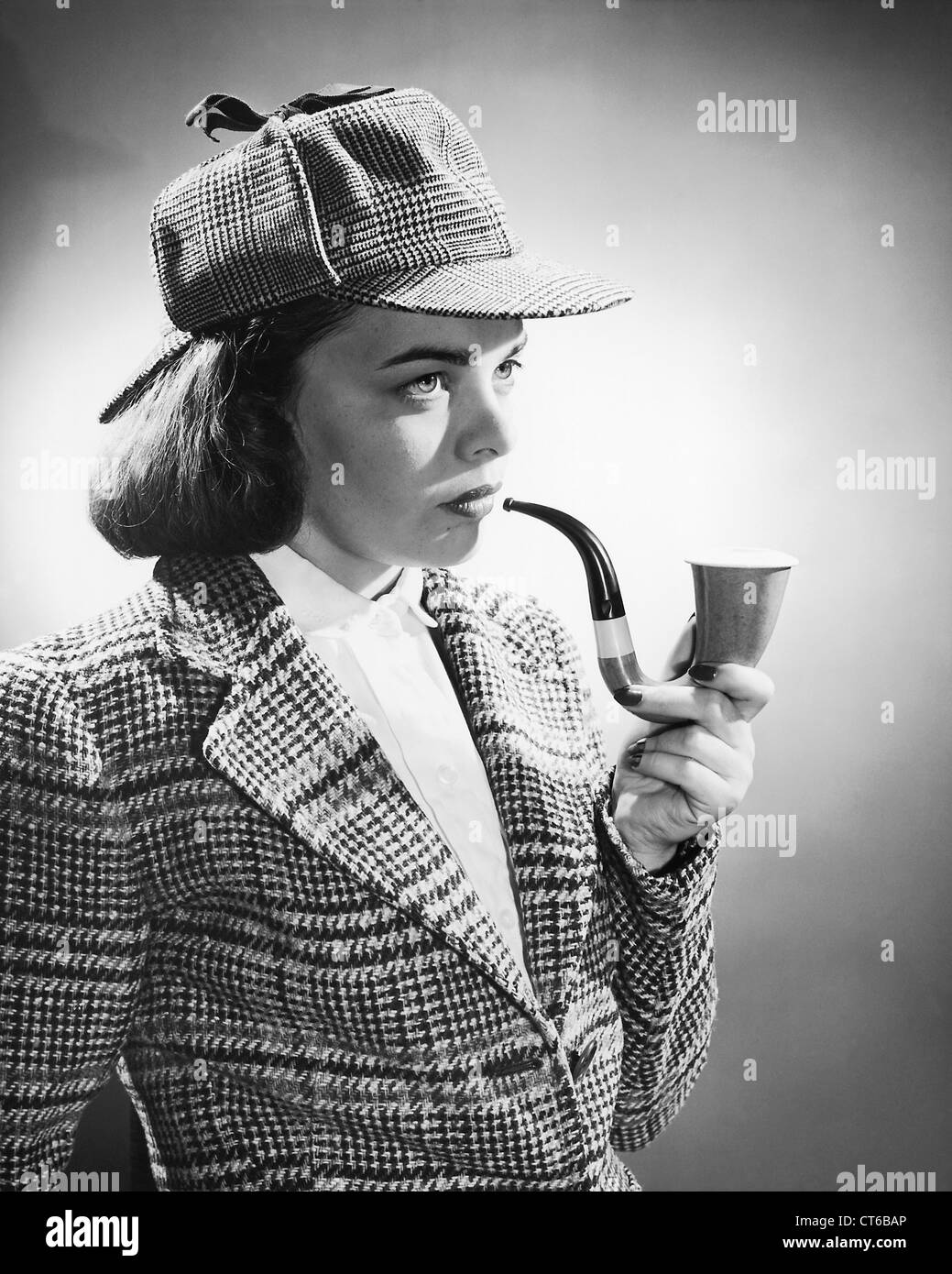 Vintage femme détective Sherlock Holmes fumant une pipe et wearing hat Banque D'Images