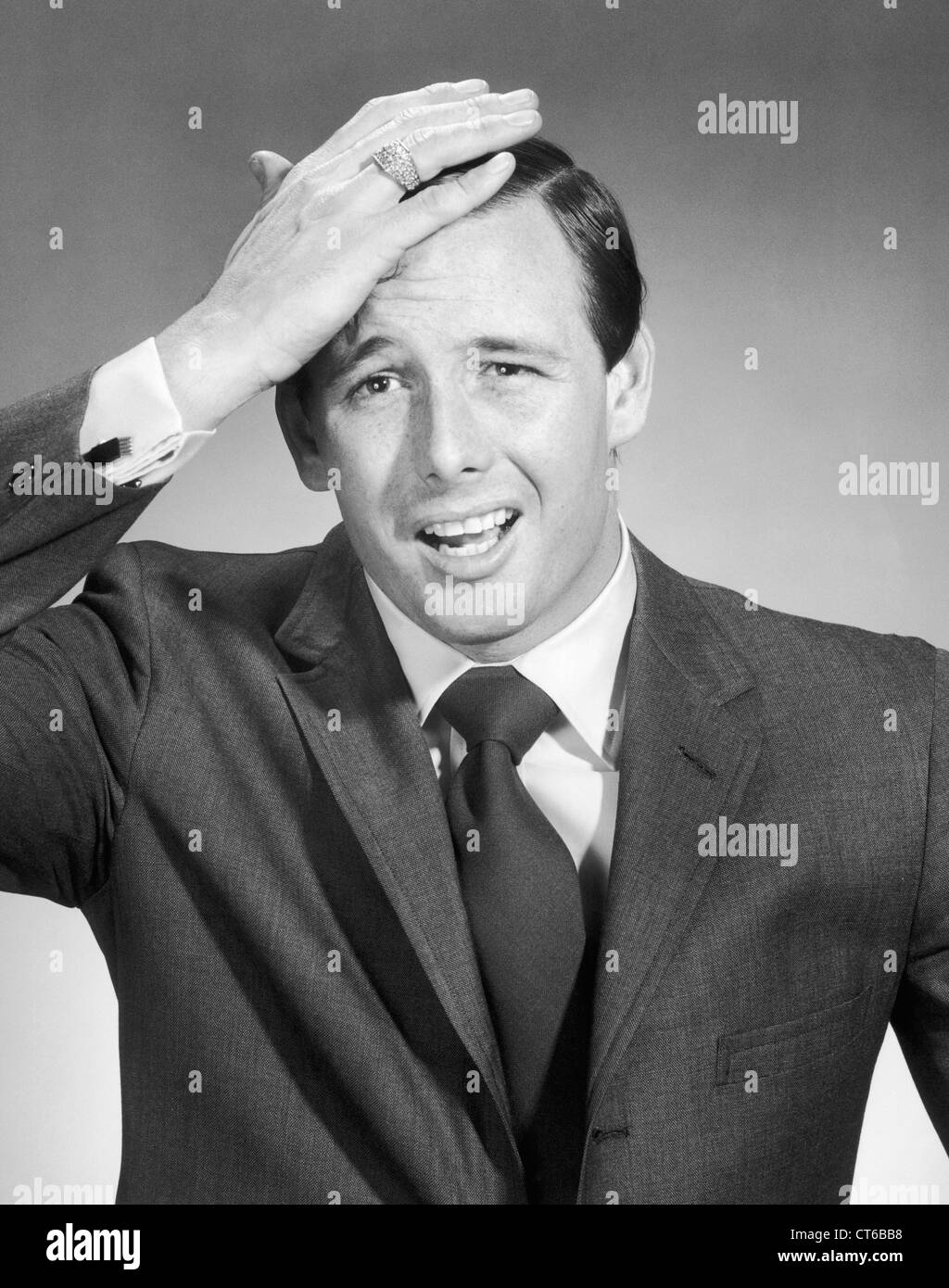 Homme avec regard surpris avec la main sur sa tête Banque D'Images