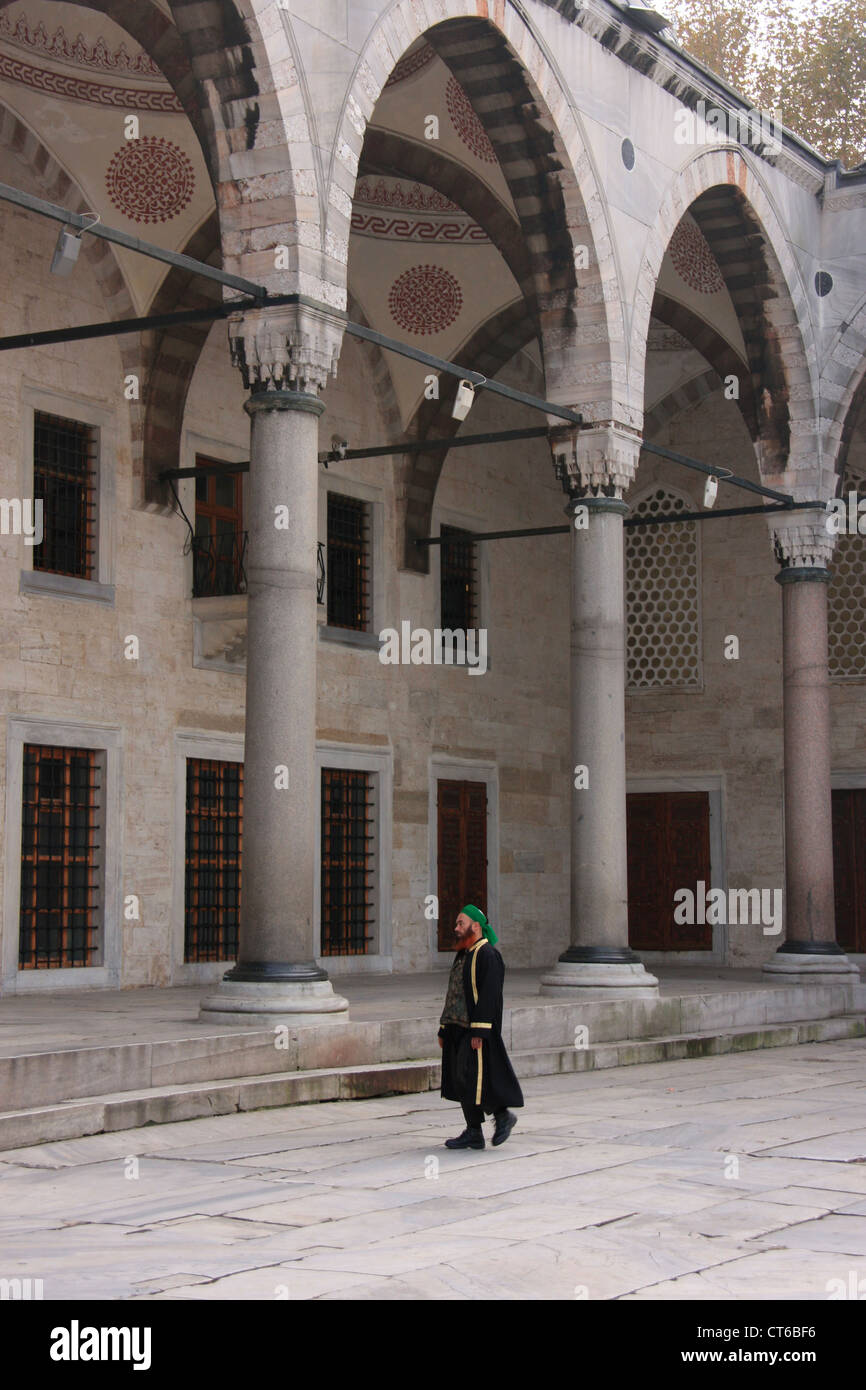 Musulman en vêtements traditionnels autour de la cour intérieure de la Mosquée Sultan Ahmed, Sultanahmet, Istanbul, Turquie Banque D'Images