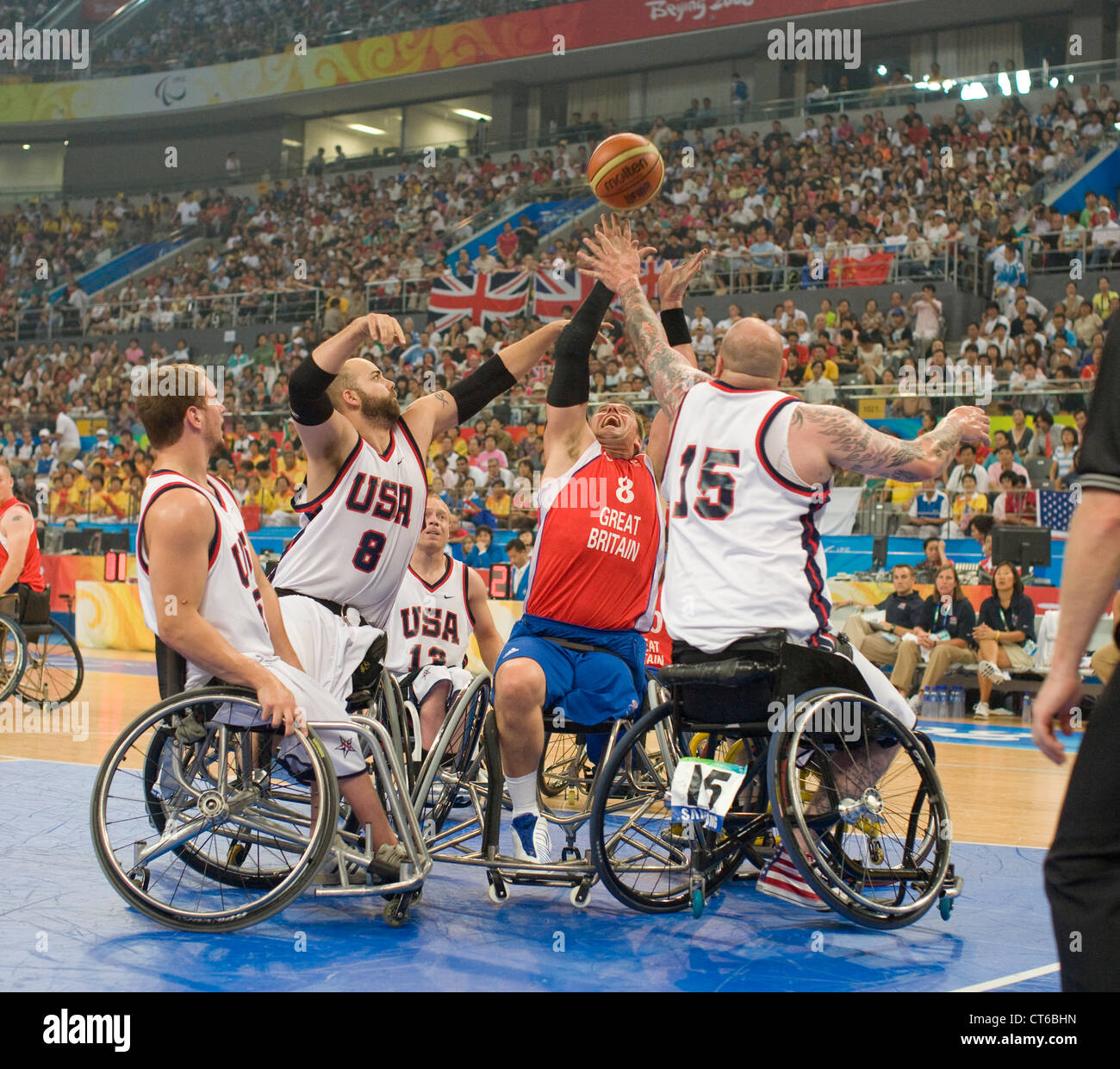 United States (blanc) contre la Grande-Bretagne (rouge) dans le match pour la médaille de bronze paralympique dans men's basketball en fauteuil roulant à Beijing Banque D'Images