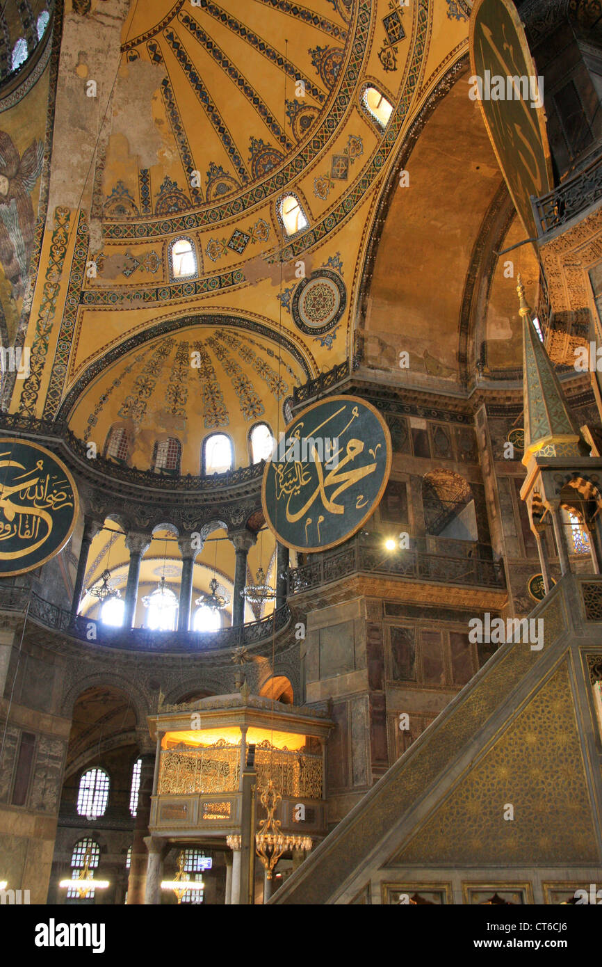 Logis du Sultan et minbar, Nef, Hagia Sophia, Sultanahmet, Istanbul, Turquie Banque D'Images