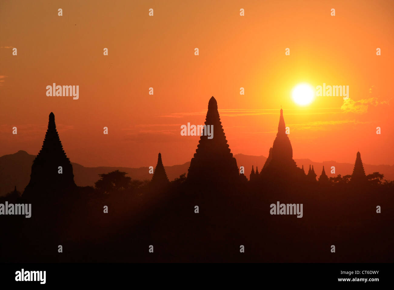 Coucher de soleil sur les temples, Zone Archéologique de Bagan, Mandalay, Myanmar, région Asie du sud-est Banque D'Images