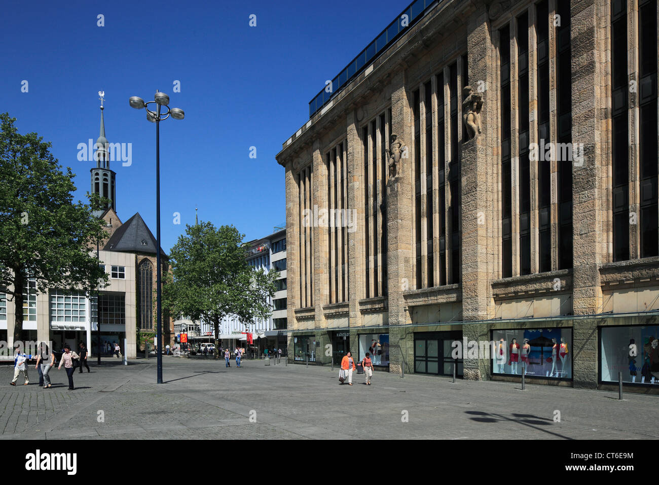 Kaufhausfassade Hansaplatz mit Theodor Althoff, heute Karstadt, dahinter die Probsteikirche St. Jean Baptiste à Dortmund, Ruhr, Nordrhein-We Banque D'Images