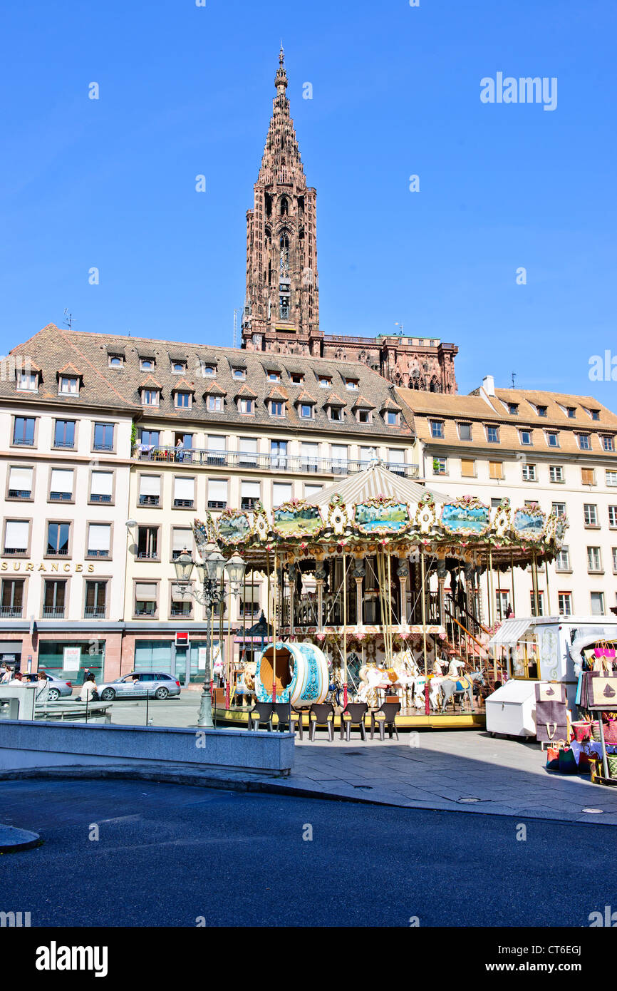 Un carrousel (du français carrousel, de l'Italien carosello),ou merry-go-round,place Gutenberg, Strasbourg, France Banque D'Images
