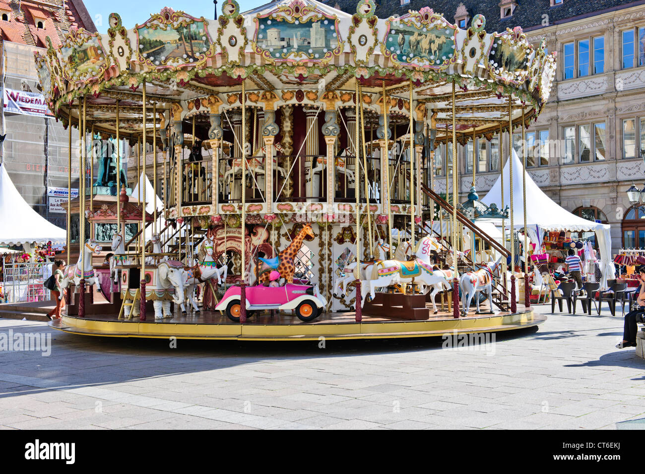 Un carrousel (du français carrousel, de l'Italien carosello),ou merry-go-round,place Gutenberg, Strasbourg, France Banque D'Images