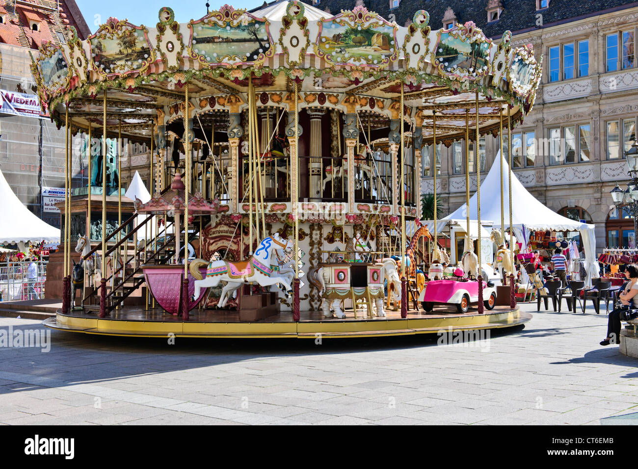 Un carrousel (du français carrousel, de l'Italien carosello),ou merry-go-round,Place Gutenberg,Strasbourg,Francee Banque D'Images