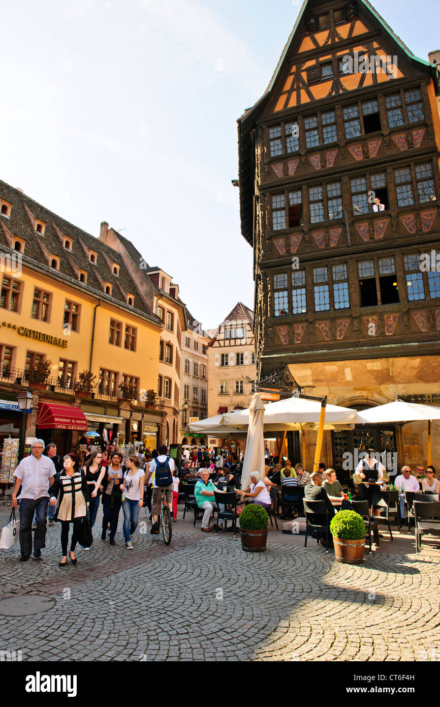Place de la Cathedrale,entourant la cathédrale de Strasbourg, les touristes, Restaurants, cafés, Strasbourg, France Banque D'Images