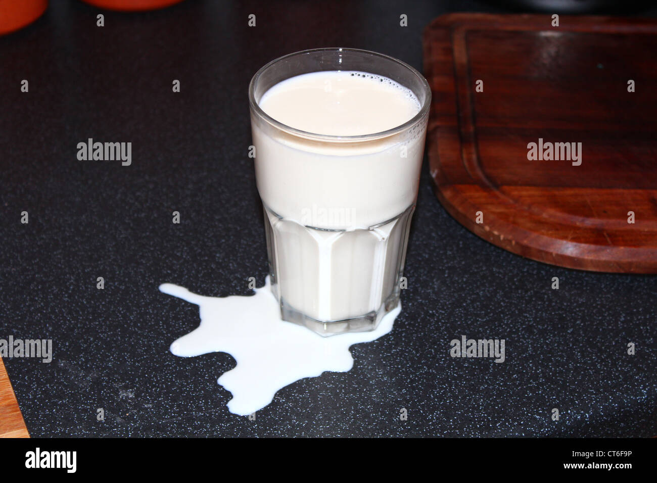 Ne pas pleurer sur le lait renversé. Banque D'Images