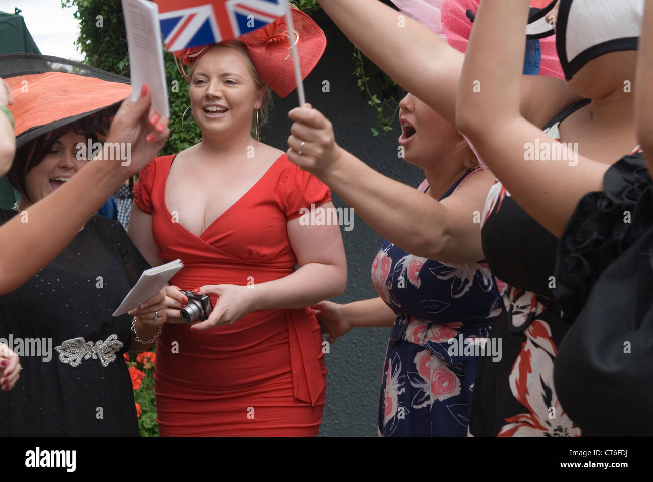 Chantant des chansons anglaises patriotiques à la fin de la journée en tant que Royal Ascot. Groupe de jeunes femmes adultes chantant après une journée de course de chevaux à Royal Ascot, Berkshire Royaume-Uni années 2016 2010 HOMER SYKES Banque D'Images