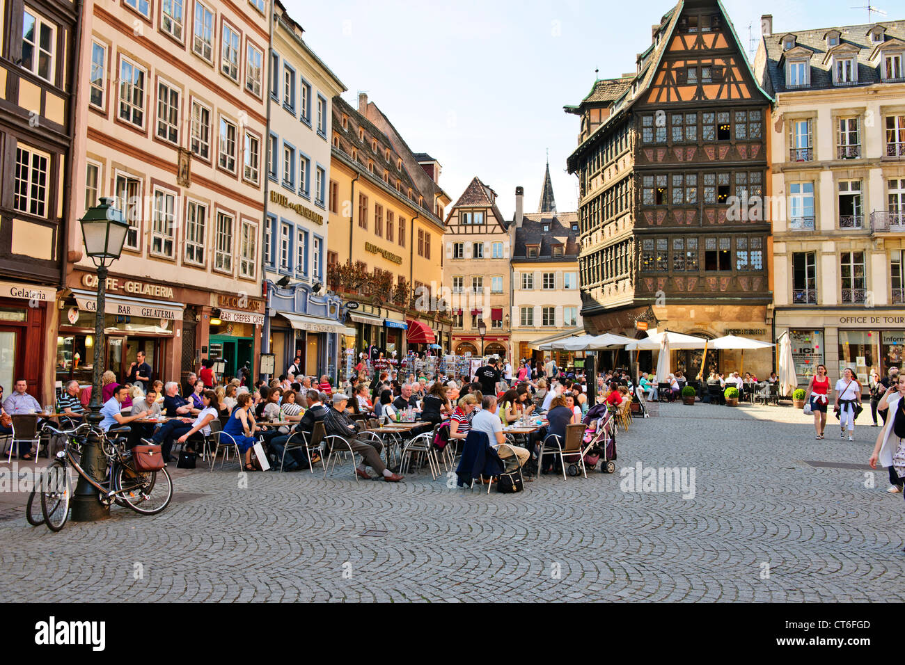Place de la Cathedrale,entourant la cathédrale de Strasbourg, les touristes, Restaurants, cafés