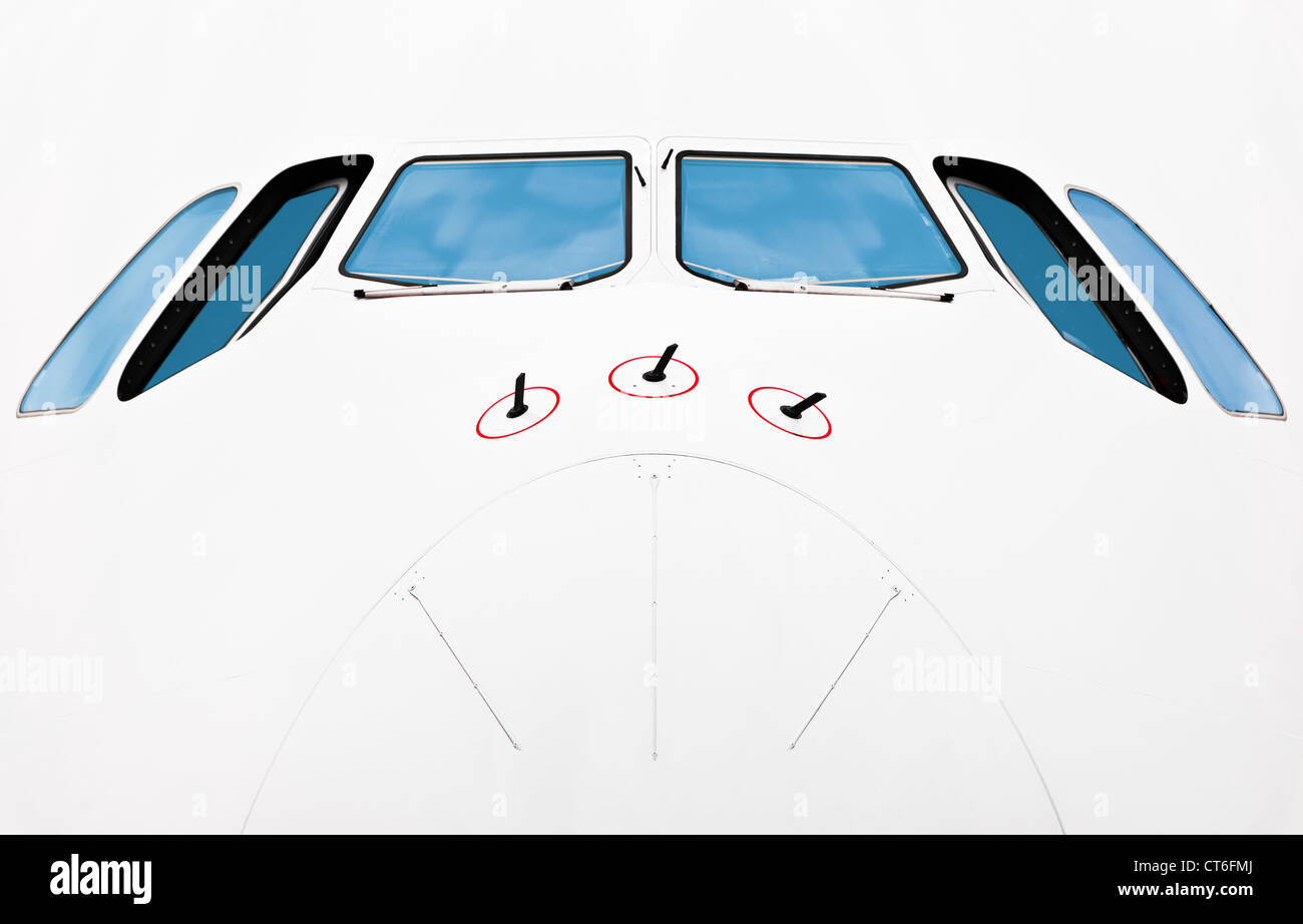 Close up vue avant de cabine pilote de jumbo jet moderne. Avion blanc aux volets bleus. Beaucoup d'espace de copie. Banque D'Images