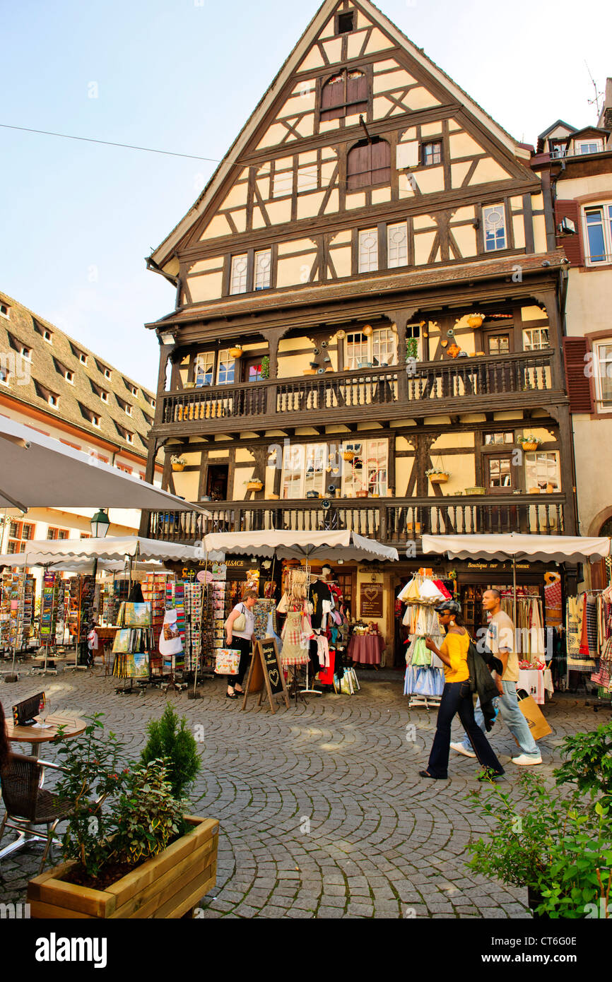 Place de la Cathedrale,entourant la cathédrale de Strasbourg, les touristes, Restaurants, cafés, Strasbourg, France Banque D'Images