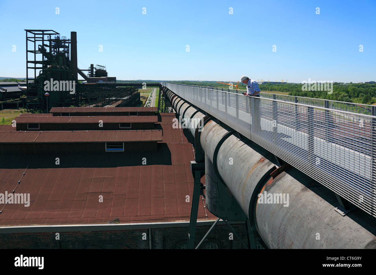 D-Dortmund, Ruhr, en Westphalie, Rhénanie-Palatinat, NRW, D-Dortmund-Hoerde, Phoenix West, ex-usine de haut fourneau, gaz de haut fourneau, monument industriel, ruine industrielle, sky walk, de l'allée le long de canalisations de gaz, d'un pipeline Banque D'Images