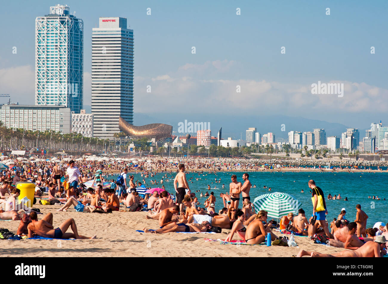 Sant Sebastià ou plage de San Sebastián de la Barceloneta, Barcelone, Catalogne, Espagne Banque D'Images