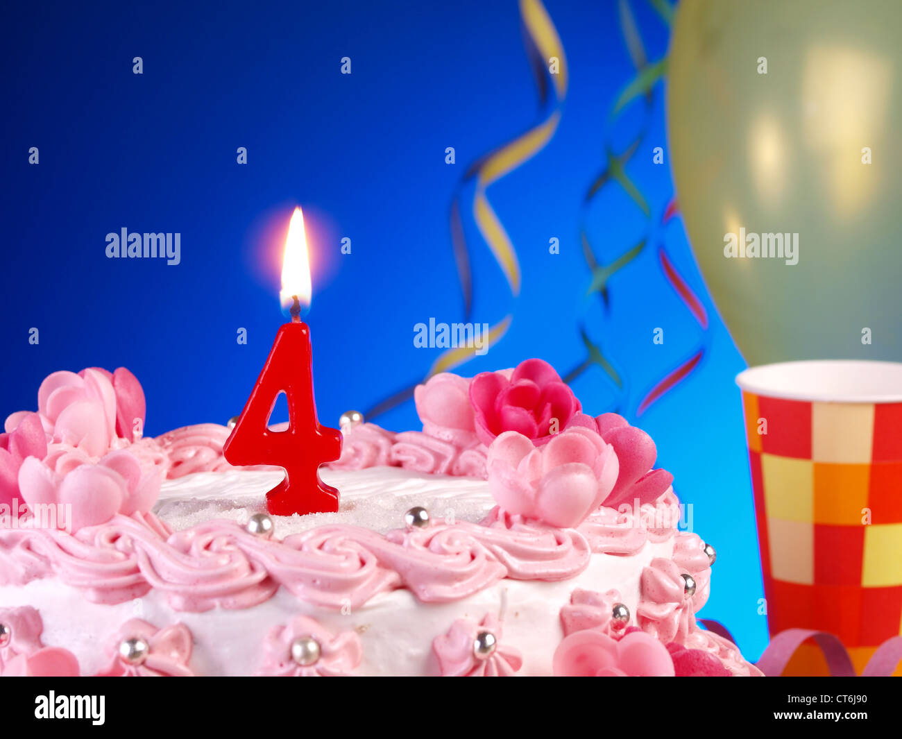 Anniversaire Anniversaire Gateau Avec 4 Bougies Rouges Montrant Nr Photo Stock Alamy