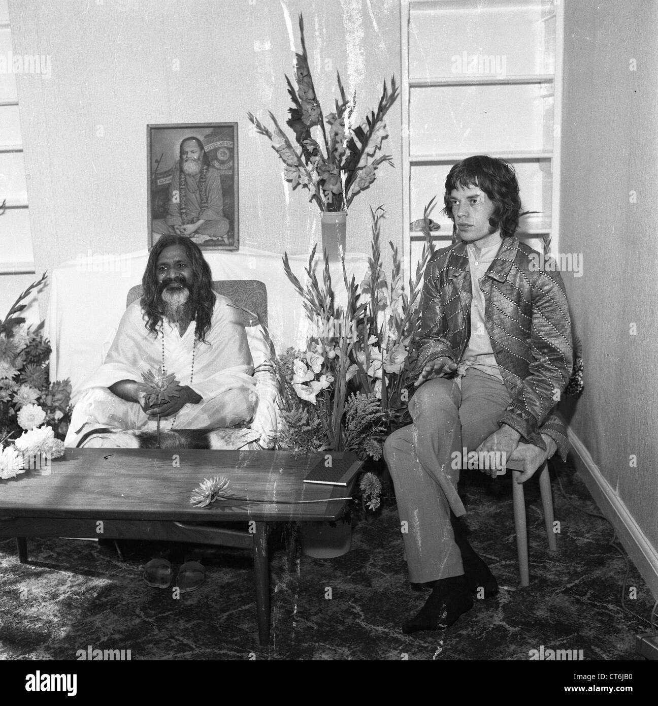 006263 - Mick Jagger et Maharishi Mahesh Yogi à Bangor, dans le Nord du Pays de Galles en août 1967 Banque D'Images