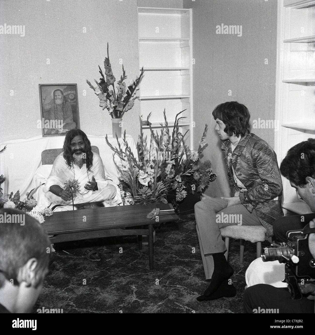 006260 - Mick Jagger et Maharishi Mahesh Yogi à Bangor, dans le Nord du Pays de Galles en août 1967 Banque D'Images