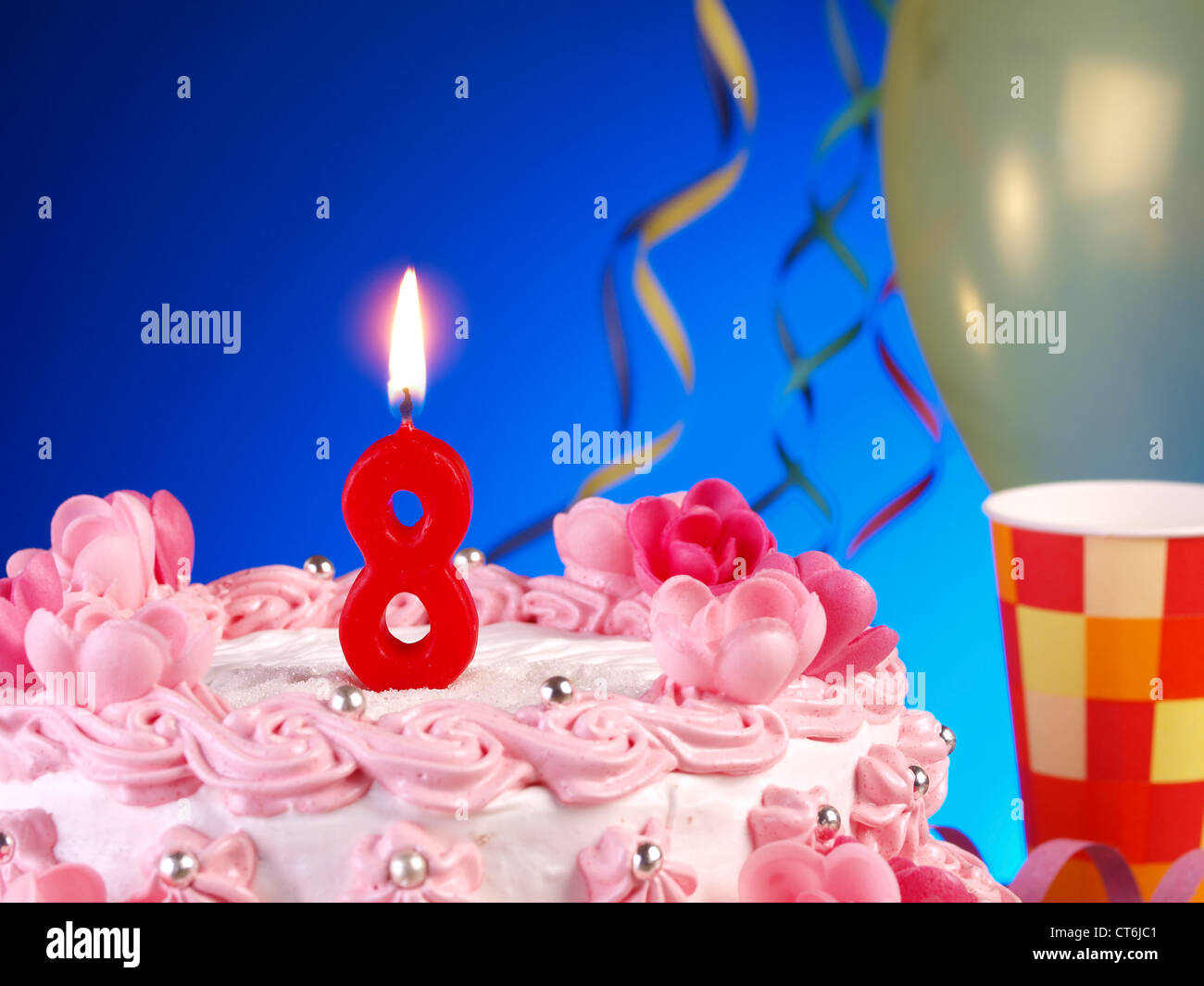 Anniversaire - anniversaire gâteau avec 8 Bougies rouges montrant Nr Photo  Stock - Alamy