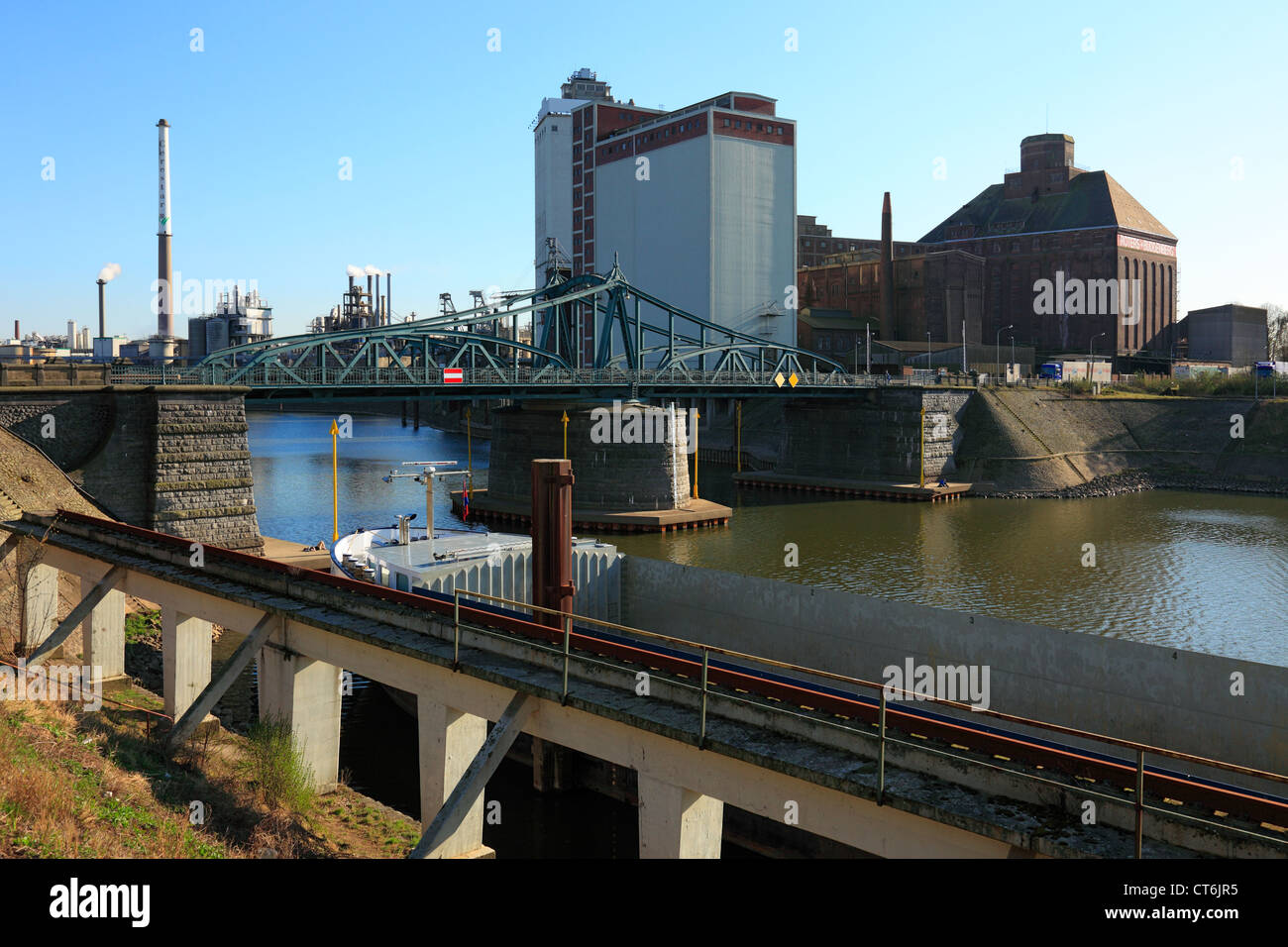 D-Krefeld, Rhin, Bas-rhin, Rhénanie du Nord, Westphalie, NRW, Rheinhafen Krefeld, Rhin Harbour, Harbour, bâtiments, swingbridge historique, art nouveau, derrière l'usine de Cargill Deutschland GmbH, ancien Cerestar, les industries de l'alimentation Banque D'Images