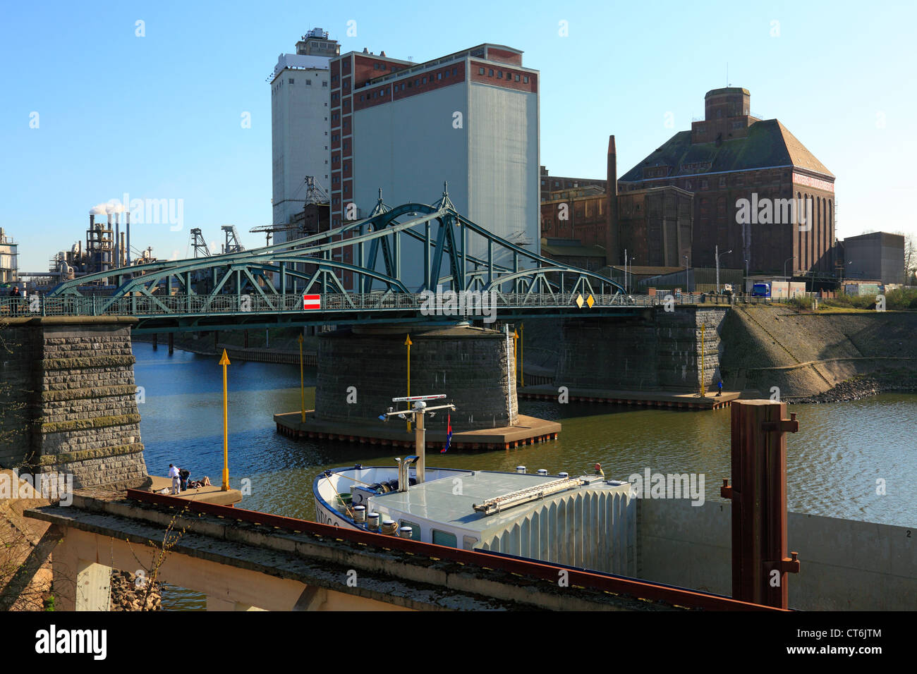 D-Krefeld, Rhin, Bas-rhin, Rhénanie du Nord, Westphalie, NRW, Rheinhafen Krefeld, Rhin Harbour, Harbour, bâtiments, swingbridge historique, art nouveau, derrière l'usine de Cargill Deutschland GmbH, ancien Cerestar, les industries de l'alimentation Banque D'Images