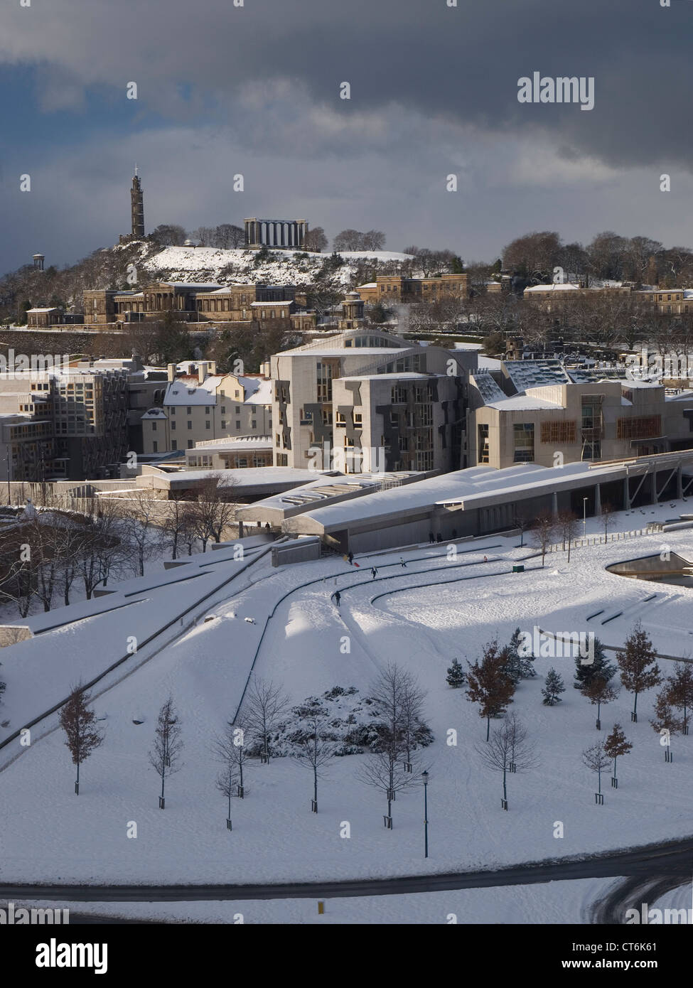 Le Parlement écossais et Calton Hill dans la neige Banque D'Images