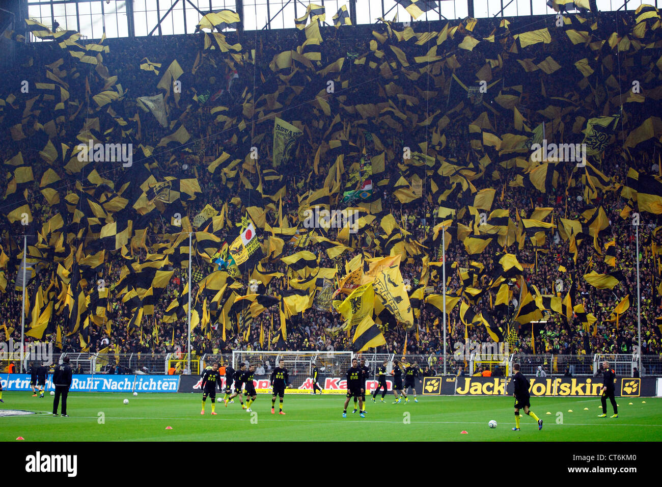 Sports, football, Bundesliga, 2011/2012, Borussia Dortmund contre SC Freiburg 4:0, le stade Signal Iduna Park de Dortmund, tribune sud, football fans acclamant le championnat allemand de football du Borussia Dortmund, l'exaltation, mer de drapeaux Banque D'Images