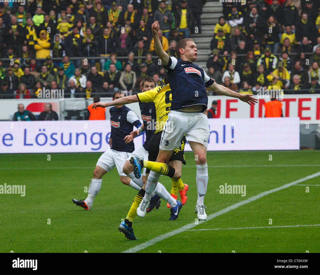 Sports, football, Bundesliga, 2011/2012, Borussia Dortmund contre SC Freiburg 4:0, le stade Signal Iduna Park de Dortmund, scène du match, Matthias Ginter (Freiburg) Banque D'Images